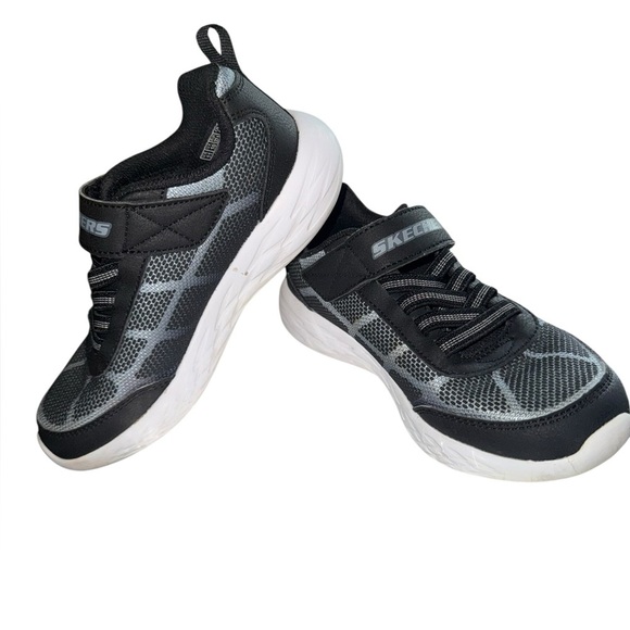 SKECHERS boy’s black and gray sneakers. Size 11 - Picture 3 of 7